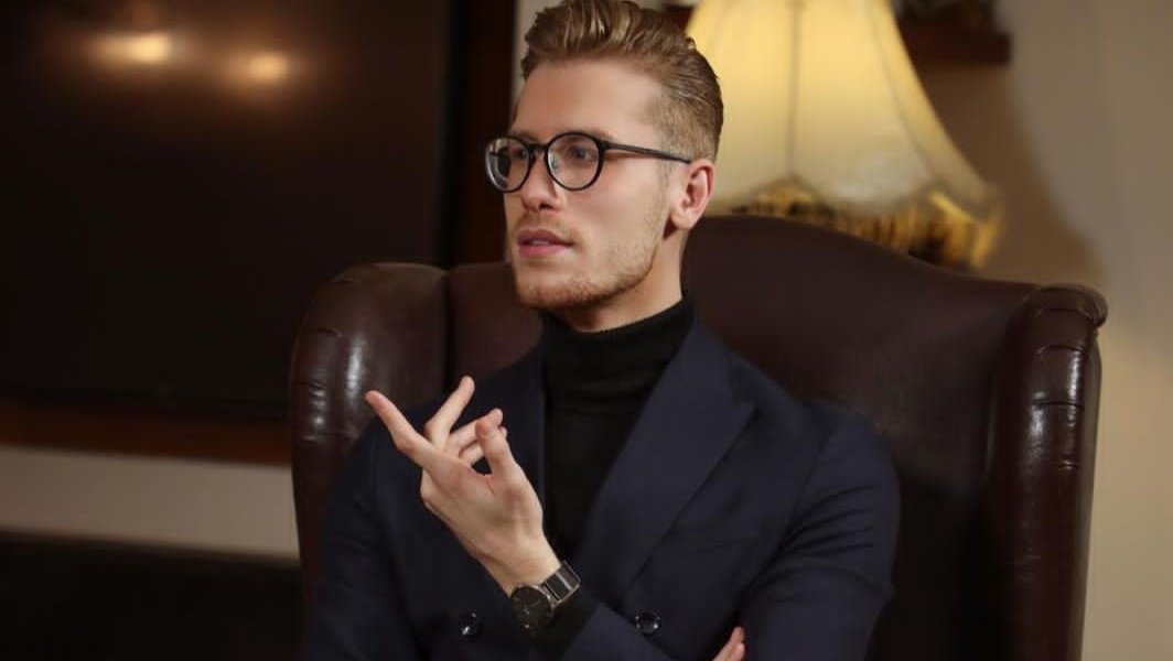 الإعلامي علي ياسين ينجح ببناء علاقات وطيدة مع كبار نجوم الفن العربي - صورة مميزة صورة مميزة: الإعلامي علي ياسين ينجح ببناء علاقات وطيدة مع كبار نجوم الفن العربي