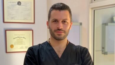 صورة توضيحية - جورج زيادة موضحاً لعملية رأب الأذن/ Otoplasty
