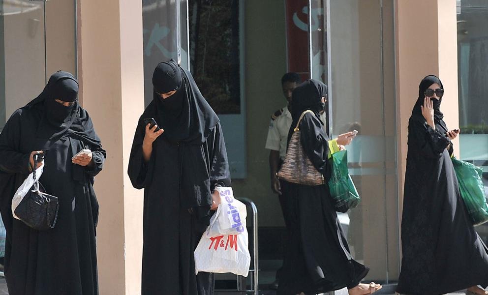 السعودية تحظر إعلانات مشاهير التواصل دون ترخيص