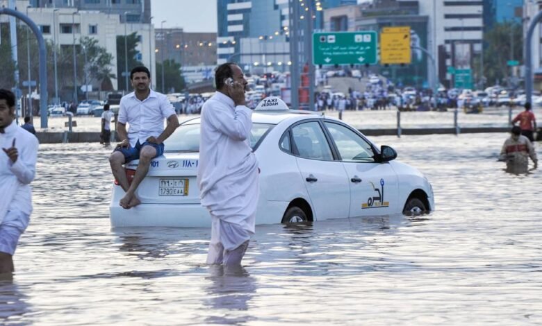 الأمطار تغرق شوارع جدة مجدداً.. وتعليق المدارس في بعض المدن