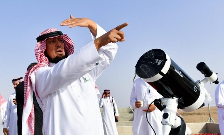دول الخليج تدعو إلى تحري رؤية هلال عيد الفطر الخميس