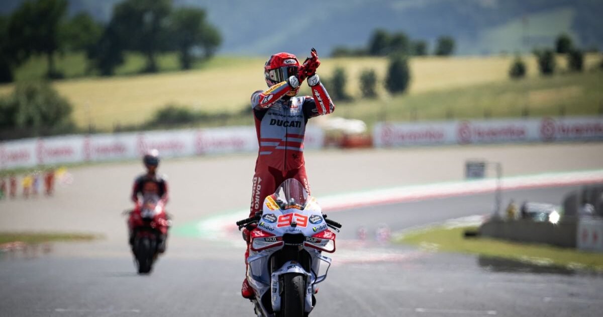 مارك ماركيز يكتسح أراغون ويشعل سباق MotoGP: فوز ثالث توالياً يقلص الفارق مع مارتن إلى 19 نقطة - صورة مميزة مارك ماركيز يكتسح أراغون ويشعل سباق MotoGP: فوز ثالث توالياً يقلص الفارق مع مارتن إلى 19 نقطة