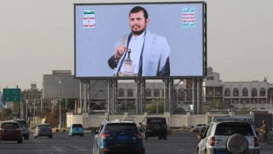 الحوثيون يتعهّدون بعدم استهداف السفن الأوروبية وسط توسّع سيطرتهم قرب باب المندب