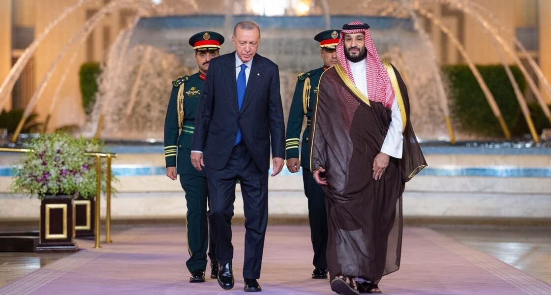 خالد بن سلمان توقيع عقدين مع شركة بايكار للاستحواذ على طائرات مسيّرة - صورة مميزة خالد بن سلمان توقيع عقدين مع شركة بايكار للاستحواذ على طائرات مسيّرة