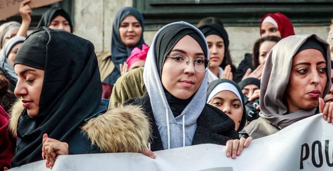فرنسا تمنع الطالبات من ارتداء العباءات في المدارس الحكومية
