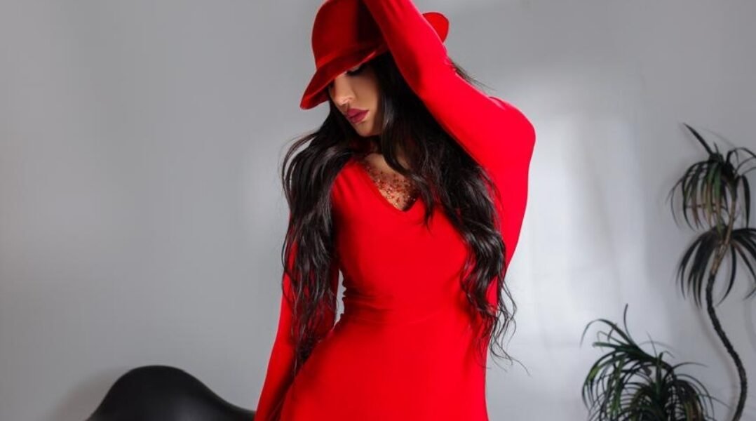 من هي ميرا؟ الفنانة متعددة المواهب التي تخطف الأضواء