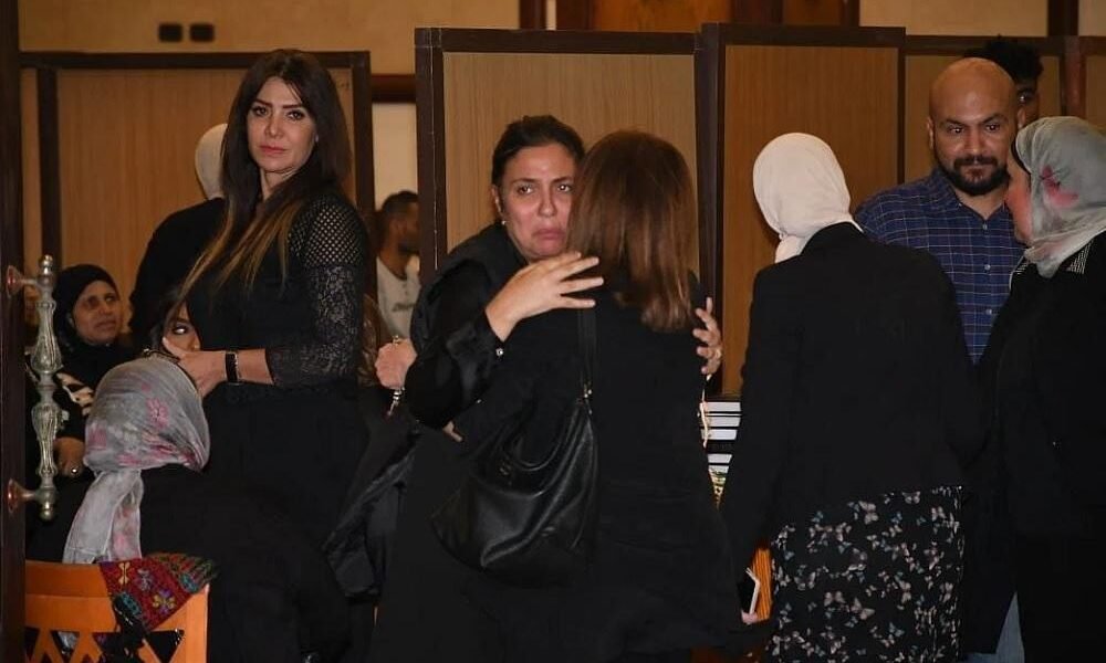 نجوم الفن يشاركون مي كساب في عزاء والدها