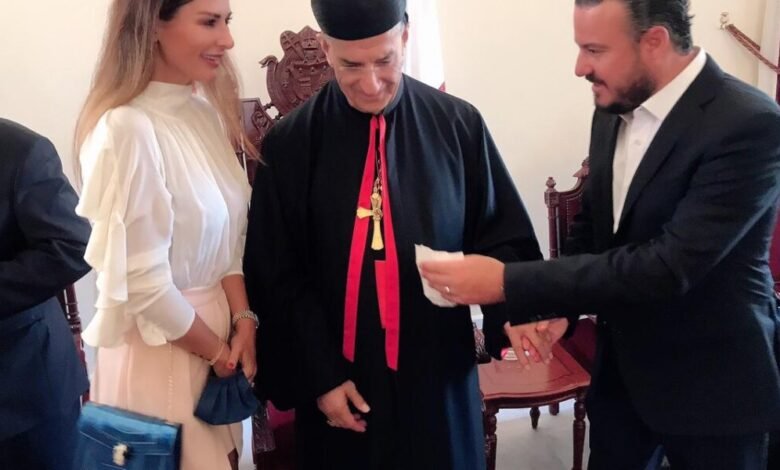 كاتيا كعدي وعريسها يباركان زواجهما بزيارة الى غبطة البطريرك