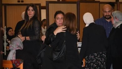 نجوم الفن يشاركون مي كساب في عزاء والدها