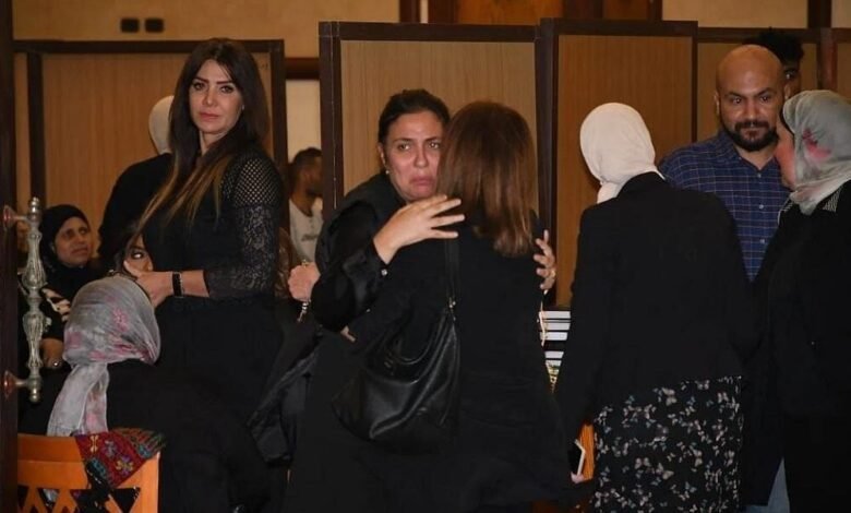 نجوم الفن يشاركون مي كساب في عزاء والدها